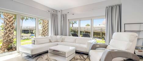 TV, DVD player, aparelho de som