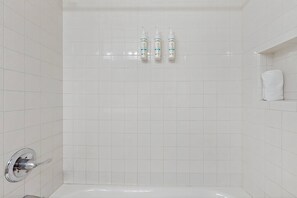 Shower, hair dryer, towels - 2BR Gulf condo: balcony, pool, beach access (Miramar Beach)