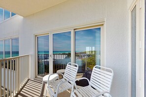 Property grounds - 2BR Gulf condo: balcony, pool, beach access (Miramar Beach)