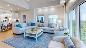 Ein modernes Wohnzimmer mit Sofa, Couchtisch und Blick auf die Stadt.