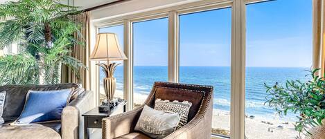 Televisión, reproductor de DVD, estéreo y oficina