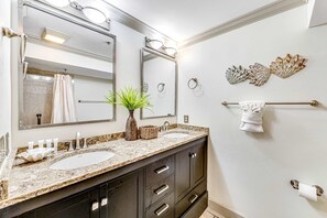 Shower, hair dryer, towels - 2BR beachfront villa with Gulf views (Miramar Beach)