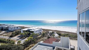 Une vue sur la côte, avec une plage, des bâtiments modernes et un ciel dégagé.