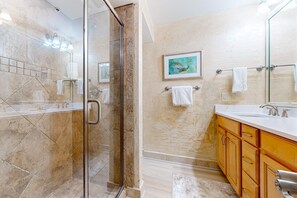 Shower, hair dryer, towels, shampoo - 2BR beachfront, Gulf views, sleeps 6 (Miramar Beach)