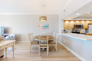 Une cuisine moderne avec des meubles en bois, un four à micro-ondes et un évier.