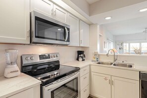 Fridge, microwave, oven, stovetop - Beachfront luxury with panoramic Gulf views (Miramar Beach)