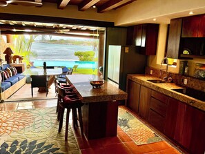 Jääkaappi, mikroaaltouuni, uuni, liesi