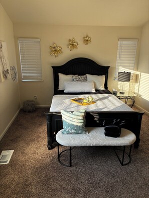 Iron/ironing board, WiFi, bed sheets - 3-bedroom house in delightful Antioch with cool AC breeze (Antioch)