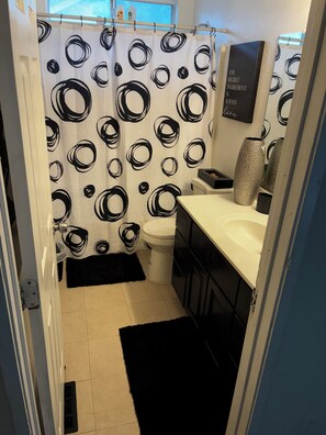 Hair dryer, towels, toilet paper - 3-bedroom house in delightful Antioch with cool AC breeze (Antioch)