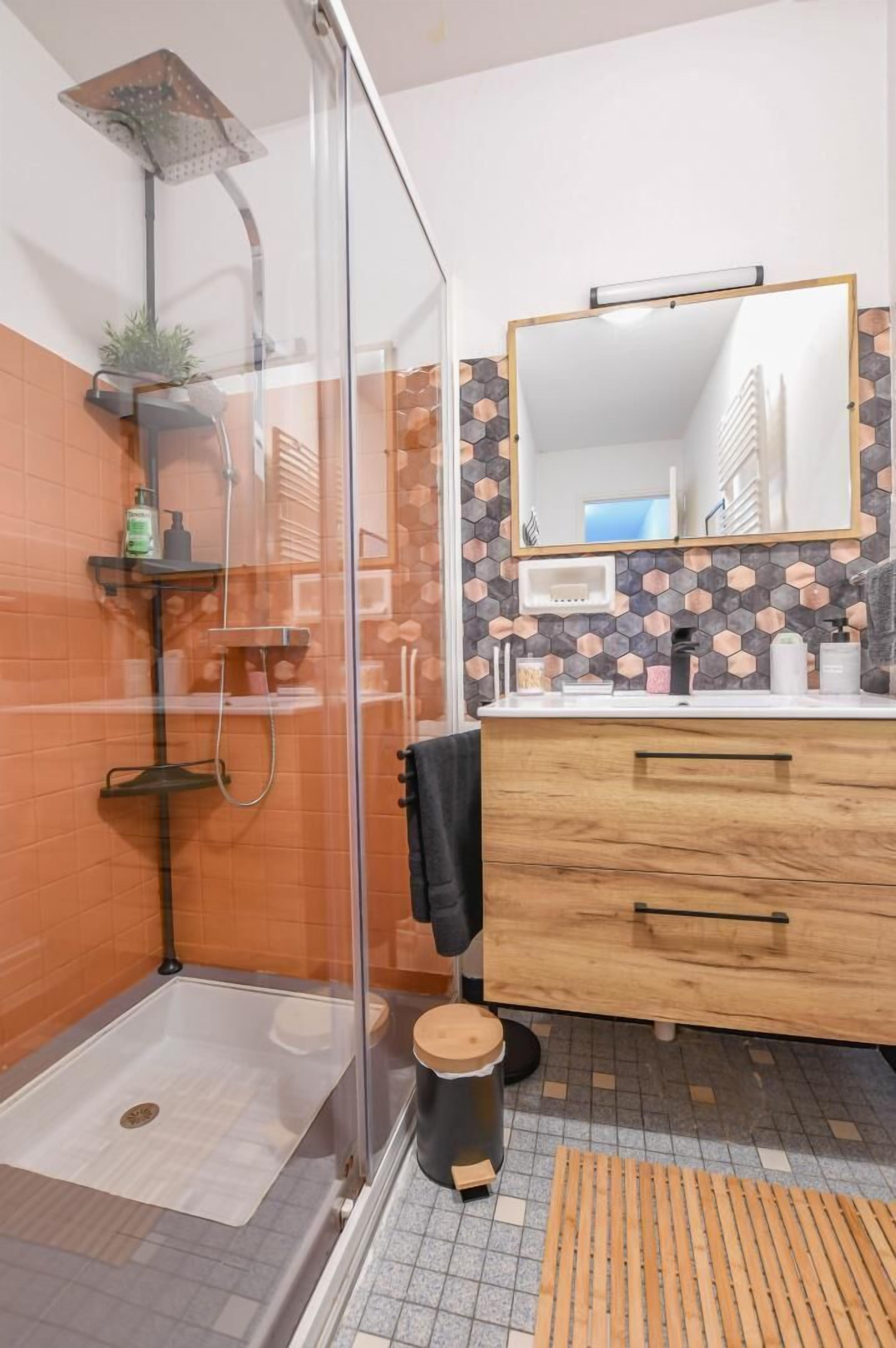 Shower, towels
