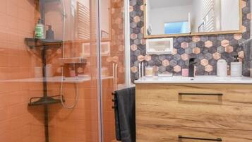 Shower, towels