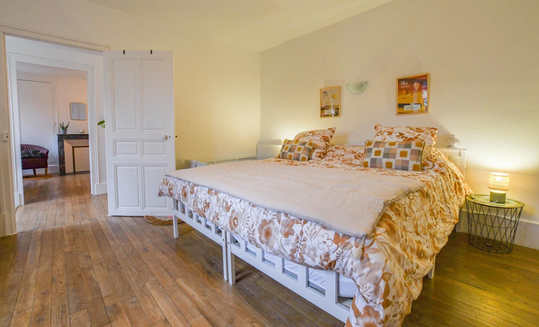 Travel crib, free WiFi