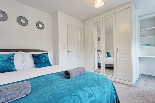 Spacious 4BR | Sleeps 9 | Free Parking | City Central | Contractor Friendly