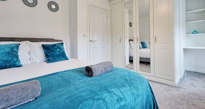 Spacious 4BR | Sleeps 9 | Free Parking | City Central | Contractor Friendly