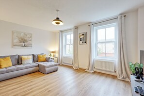 Smart TV - Spacious 4BR | Sleeps 9 | Free Parking | City Central | Contractor Friendly (Colchester)
