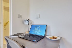 Interior - Spacious 4BR | Sleeps 9 | Free Parking | City Central | Contractor Friendly (Colchester)
