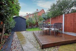 Outdoor dining - Spacious 4BR | Sleeps 9 | Free Parking | City Central | Contractor Friendly (Colchester)