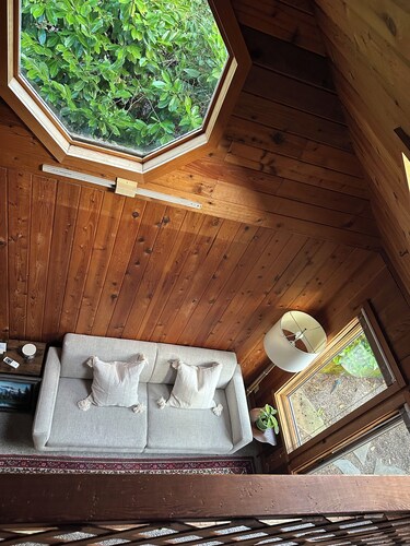 Cozy Cabin Vibes! Walk to Hayward, Autzen, Matt Knight, anywhere on campus.