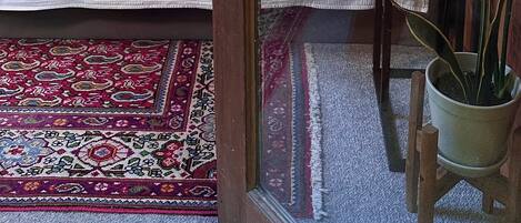 1 habitación, tabla de planchar con plancha y cuna de viaje
