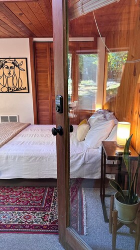 Cozy Cabin Vibes! Walk to Hayward, Autzen, Matt Knight, anywhere on campus.