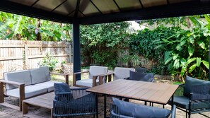 Outdoor dining - Charming Cottage Stay (South Townsville)