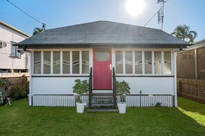 Exterior - Charming Cottage Stay -  2 Bedroom (South Townsville)