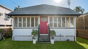 Exterior - Charming Cottage Stay (South Townsville)