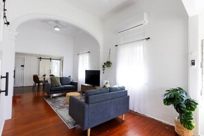 TV - Charming Cottage Stay -  2 Bedroom (South Townsville)