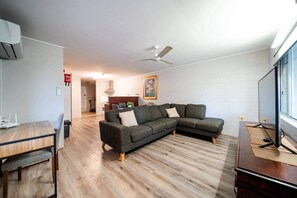 TV - Comfy Kirwan Getaway (Kirwan)