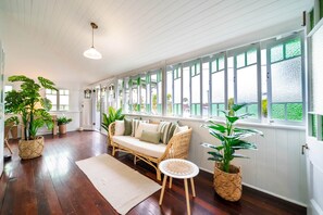 TV - Tropical getaway 10 min to city (Hermit Park)