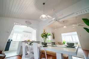 Dining - Tropical getaway 10 min to city (Hermit Park)