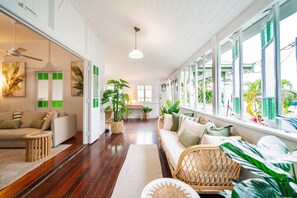 TV - Tropical getaway 10 min to city (Hermit Park)