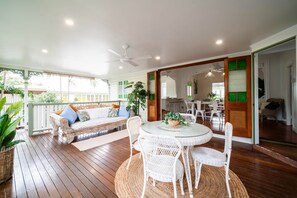 Outdoor dining - Tropical getaway 10 min to city (Hermit Park)