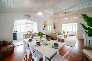 TV - Tropical getaway 10 min to city (Hermit Park)