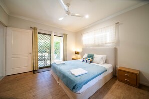 Tabla de planchar con plancha, wifi y ropa de cama 