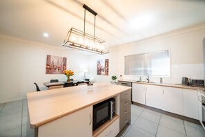 Refrigerador, microondas, placa de cocina, utensilios de cocina