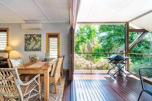 Outdoor dining - Urban Oasis in the Heart of Townsville (Townsville City)