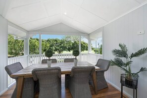 Outdoor dining - Grand 4BR Queenslander on Harold – Sleeps 7 (West End)