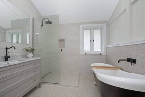Towels - Grand 4BR Queenslander on Harold – Sleeps 7 (West End)