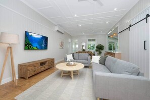 TV - Grand 4BR Queenslander on Harold – Sleeps 7 (West End)