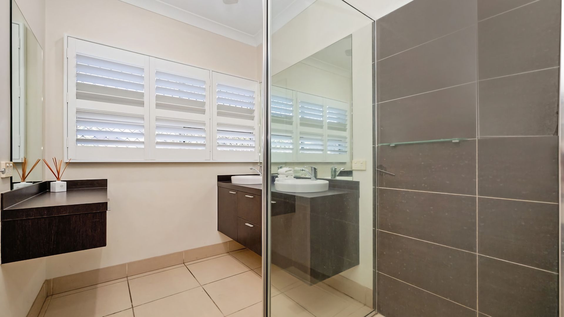 Full bathroom image 1