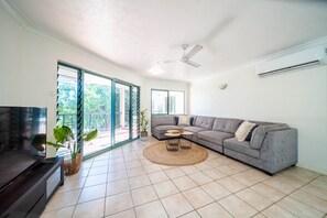 TV - Beachfront Unit on The Strand (North Ward)