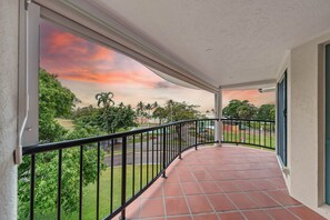 Property grounds - Beachfront Unit on The Strand (North Ward)