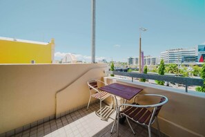 Outdoor dining - Flinders 2 bed unit apartment Strand! (Townsville City)
