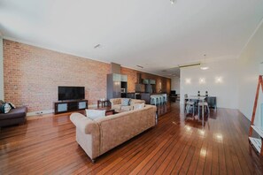 TV - Flinders 2 bed unit apartment Strand! (Townsville City)
