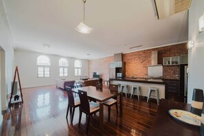 Dining - Flinders 2 bed unit apartment Strand! (Townsville City)