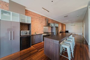 Fridge, microwave, oven, stovetop - Flinders 2 bed unit apartment Strand! (Townsville City)