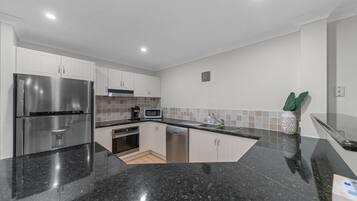 Fridge, oven, stovetop, dishwasher