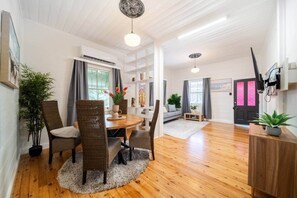 Interior - Palm Grove Cottage & Private Studio (South Townsville)