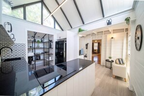 Fridge, microwave, oven, stovetop - Palm Grove Cottage & Private Studio (South Townsville)